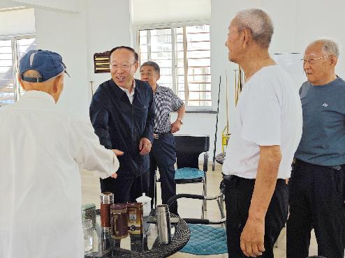 6月22日，胡国勇调研市人大机关老干部工作。