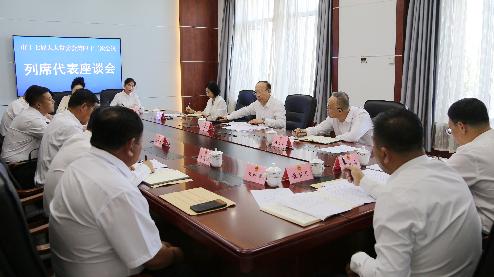 6月26日，胡国勇同市人大常委会会议列席代表座谈。