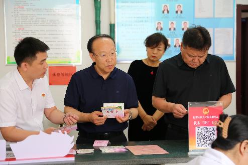 胡国勇到新邱区调研营商环境建设、换届选举、代表工作室建设等工作。